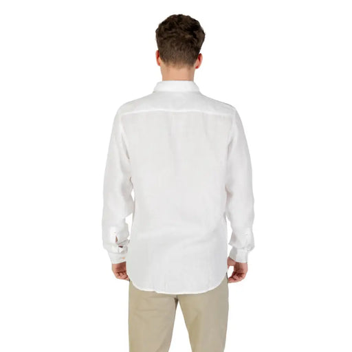 Man in white linen shirt and khaki pants seen from the back, Boss Men Spring Summer collection
