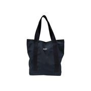 Schwarz Hugo Boss-Tragetasche mit verstärkten Griffen und minimalistischem Logo, kombiniert mit beigefarbener Polyester-Bademode für Herbst und Winter