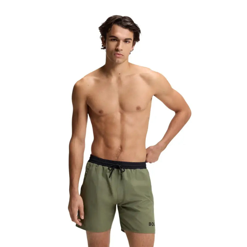 Olivgrüne Herren-Badehose von Boss aus Polyester mit schwarzem Kordelzugbund, dezentem Markenlogo an der Seite und Taschen