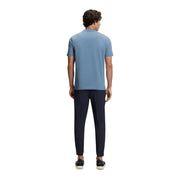Ein Mann trägt ein hellblaues Boss-Herren-T-Shirt aus Baumwollstretch mit kurzen Ärmeln und Rundhalsausschnitt.