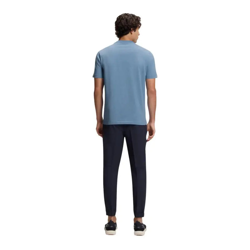 Ein Mann trägt ein hellblaues Boss-Herren-T-Shirt aus Baumwollstretch mit kurzen Ärmeln und Rundhalsausschnitt.