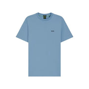 Ein hellblaues Boss Herren-T-Shirt aus Baumwollstretch mit dezentem, gesticktem Logo und passendem Markenetikett am Kragen.