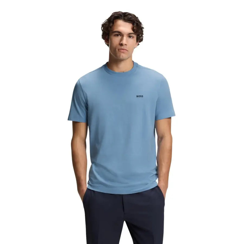 Boss Herren-T-Shirt, hellblau, aus Stretch-Baumwolle, kurzärmelig und mit kleinem schwarzen Boss-Logo auf der linken Brust.