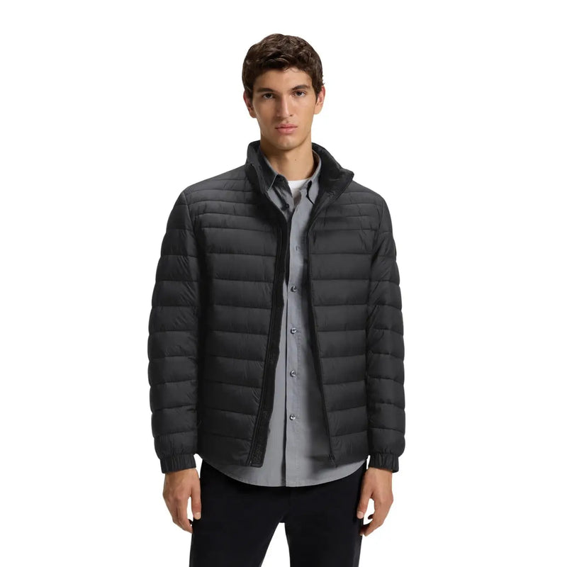 Boss Steppjacke Oden2 für Herren aus schwarzem Steppstoff mit Stehkragen und Reißverschluss, Vorderansicht