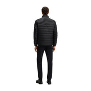 Boss Steppjacke Oden2 für Herren in Schwarz mit horizontaler Steppung und hohem Kragen, Vorderansicht