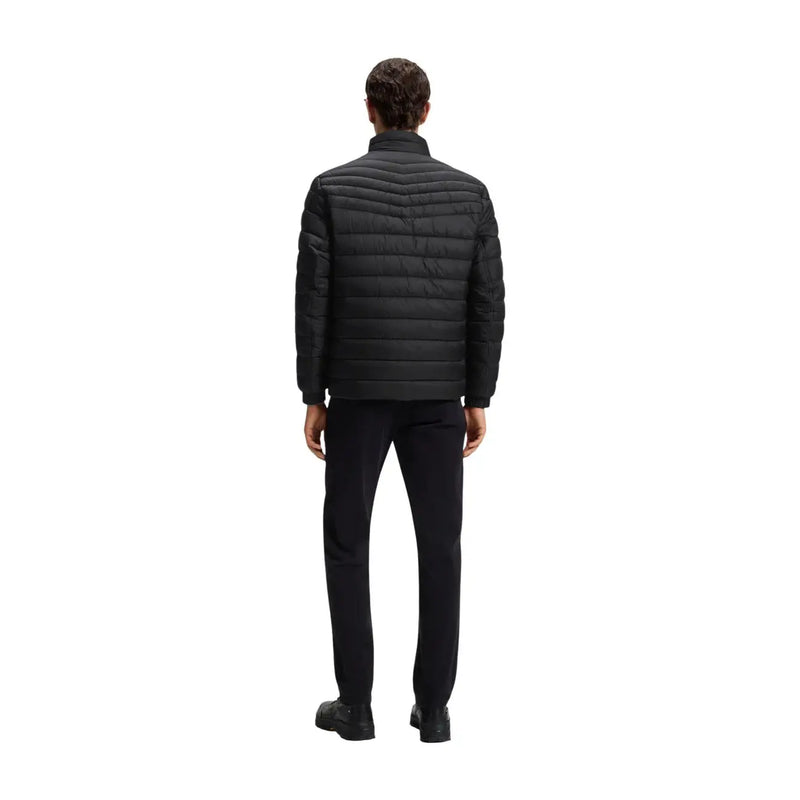 Boss Steppjacke Oden2 für Herren in Schwarz mit horizontaler Steppung und hohem Kragen, Vorderansicht