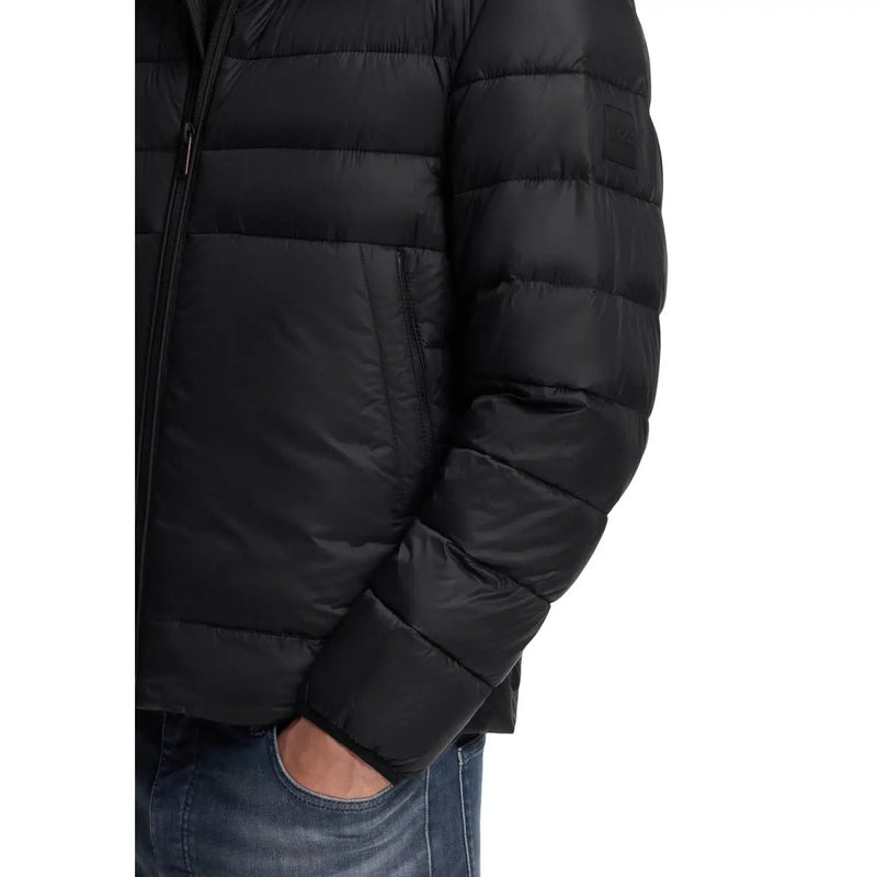 Boss Steppjacke Odenni für Herren in Schwarz mit Steppstruktur und dezentem Ärmellogo, Vorderansicht