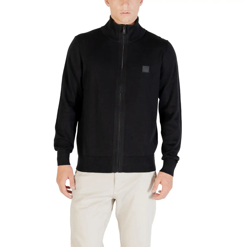 Schwarzer Boss-Rollkragenpullover aus Wolle für Herren mit angenähter Trainingsjacke mit Reißverschluss und quadratischem Brustaufnäher, Vorderansicht
