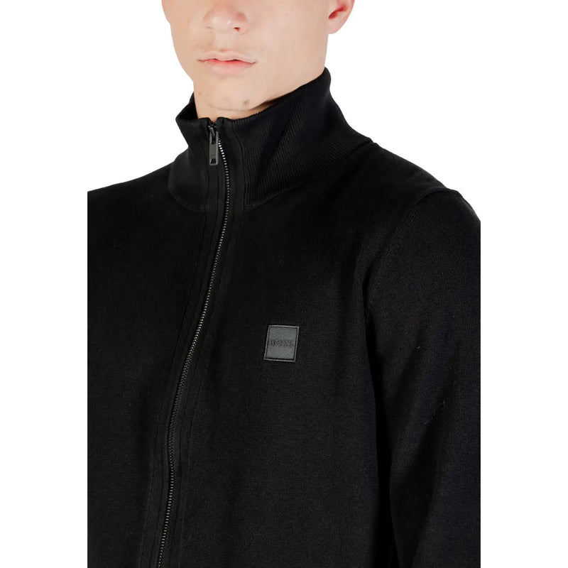 Schwarzer Rollkragenpullover von Boss aus Wolle für Herren mit geripptem Kragen und dezentem Markenlogo, Vorderansicht