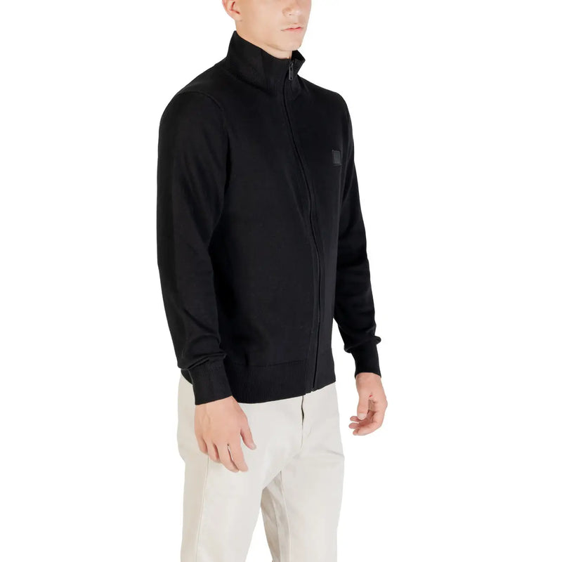 Schwarzer Boss-Rollkragenpullover aus Wolle für Herren mit dezentem Logo-Patch auf der Brust, Vorderansicht