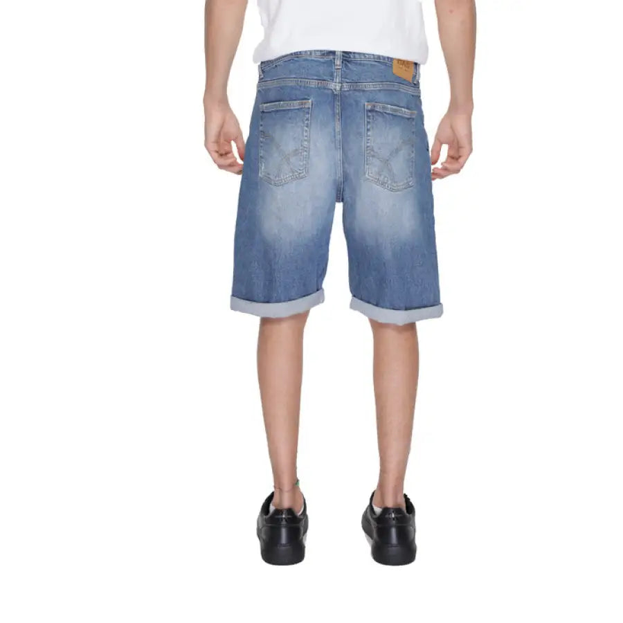 Boy wearing Gas Men Shorts in urban city style