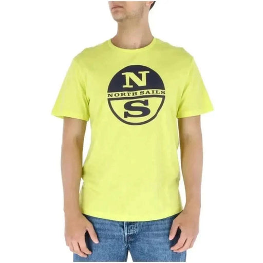 Leuchtend gelb North Sails Männer T-Shirt mit Marineblau North Sails Logo auf der Brust