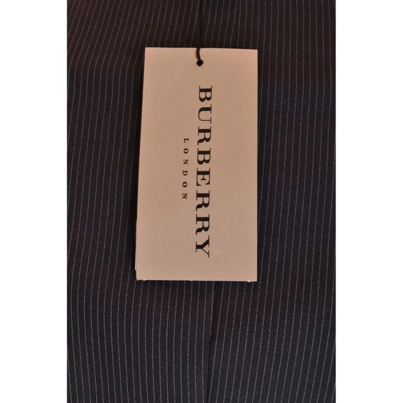 Schwarzer Burberry-Herrenanzug aus Wollmohair mit Nadelstreifen und feinen weißen Streifen, verziert mit einem beigefarbenen Burberry-London-Etikett.