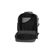 Klassischer Herrenrucksack von Cabin Zero in Schwarz und Dunkelgrau mit Laptopfach, Reißverschlussfach im Hauptfach und verstellbaren Tragegurten.