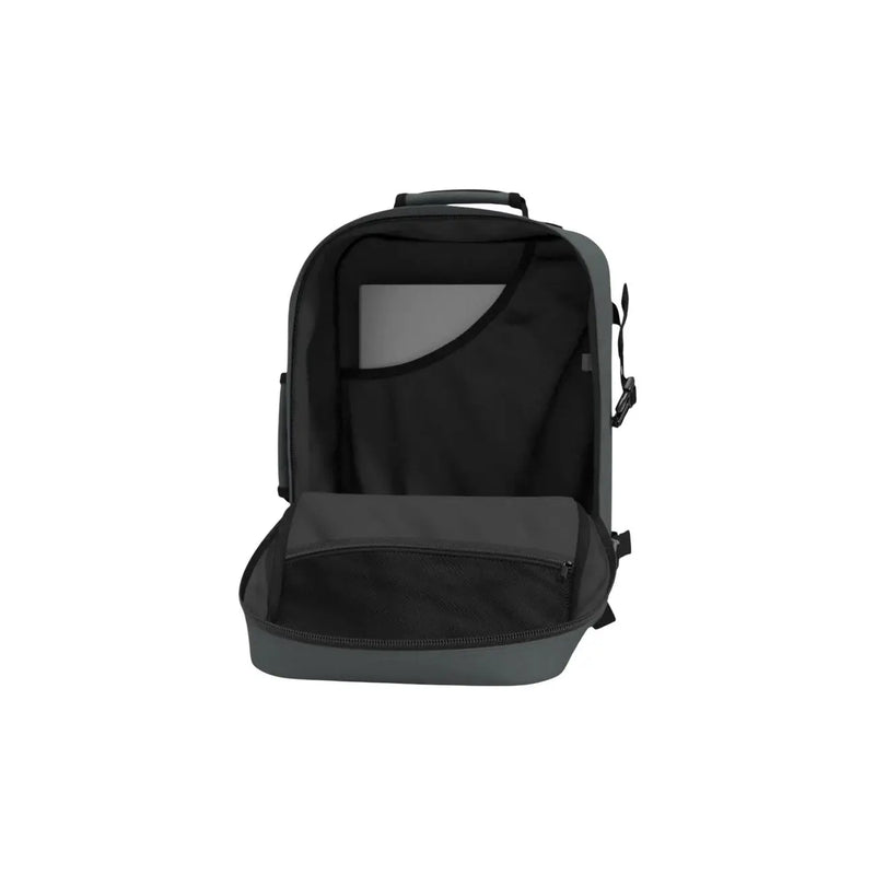 Klassischer Herrenrucksack von Cabin Zero in Schwarz und Dunkelgrau mit Laptopfach, Reißverschlussfach im Hauptfach und verstellbaren Tragegurten.