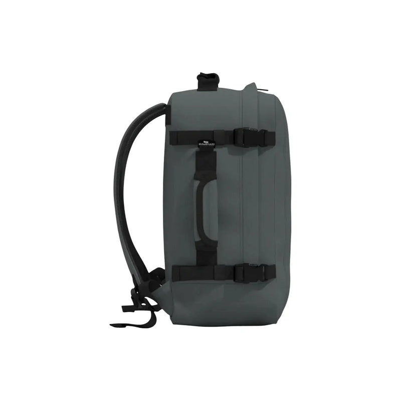 Grauer, klassischer, wasserdichter Herrenrucksack von Cabin Zero mit schwarzen Tragegurten und strapazierfähigem Polyester-Außenmaterial, 44 Liter Fassungsvermögen