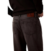 Calvin Klein Baggy-Jeans für Herren aus dunkelgrauem Denim mit klassischer Gesäßtasche und braunem Leder-Markenpatch (Rückansicht)