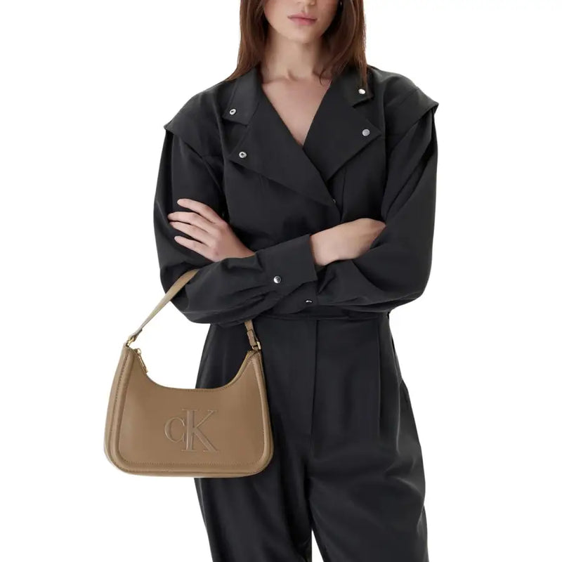 Bräunen Calvin Klein Leder-Hobotasche mit geprägtem Logo