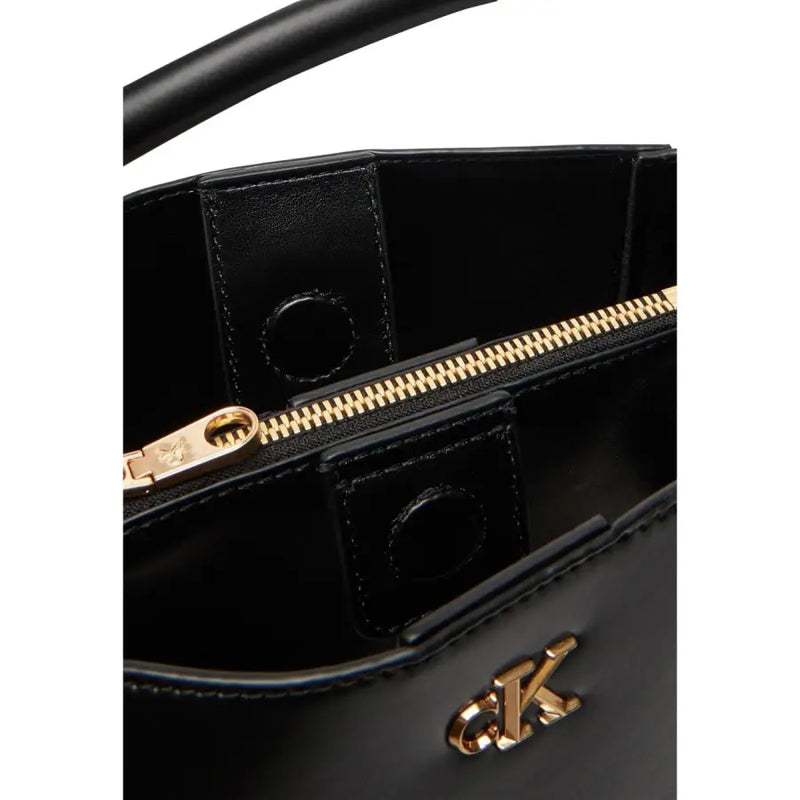Calvin Klein Schwarze Lederhandtasche mit goldfarbenem Reißverschluss, Logo-Beschlägen und Schulterriemen