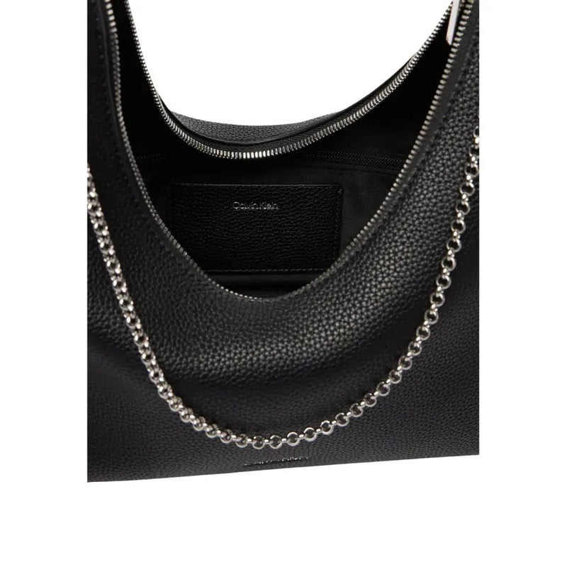 Calvin Klein Schwarze Hobo-Tasche aus genarbtem Leder mit silbernem Kettenriemen