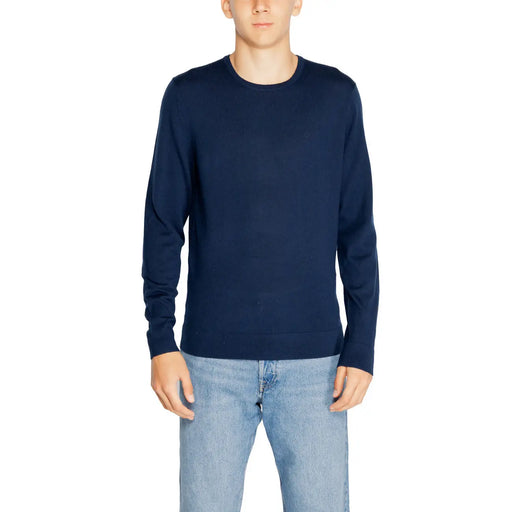 Navy blue crew neck long-sleeve t-shirt with a ribbed neckline and cuffs, made of cotton.