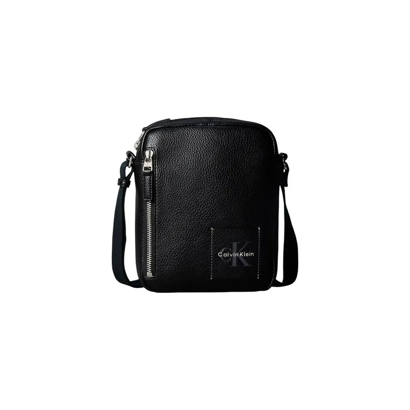 Calvin Klein Umhängetasche Bold Pebble für Damen aus schwarzem, strukturiertem Leder mit silberfarbenem Reißverschluss, Vorderansicht