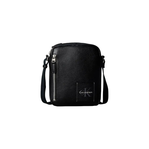 Calvin Klein Umhängetasche Bold Pebble für Damen aus schwarzem, strukturiertem Leder mit silberfarbenem Reißverschluss, Vorderansicht