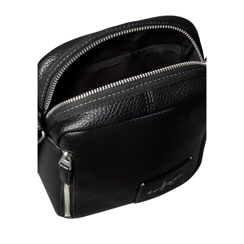 Calvin Klein Bold Pebble Crossbody-Tasche für Damen aus schwarzem, strukturiertem Leder mit silberfarbenen Reißverschlüssen und Markenlogo, Vorderansicht