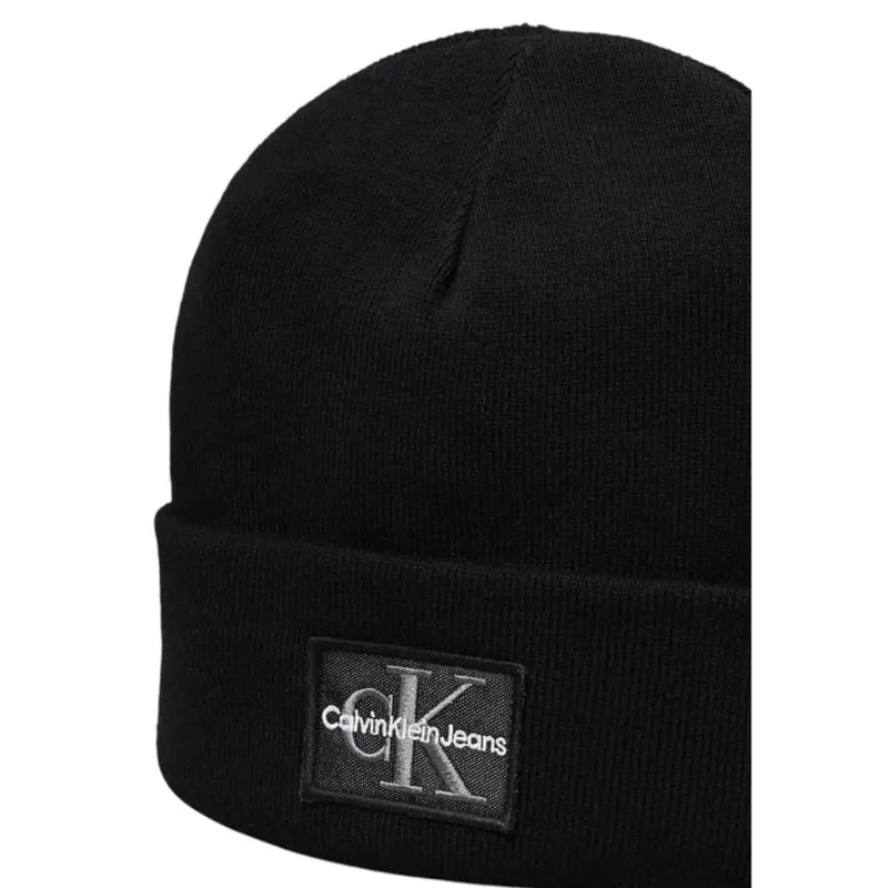 Black calvin klein jeans beanie with logo patch.