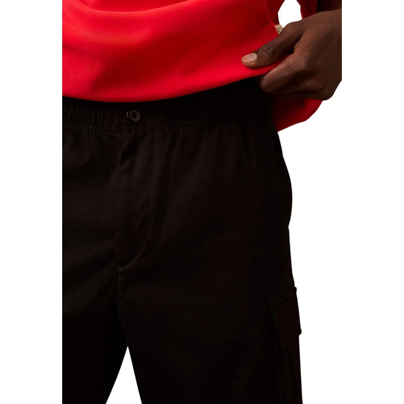 Black cargo pants with elastic waistband and side pockets from calvin klein jeans fall winter men trousers collection