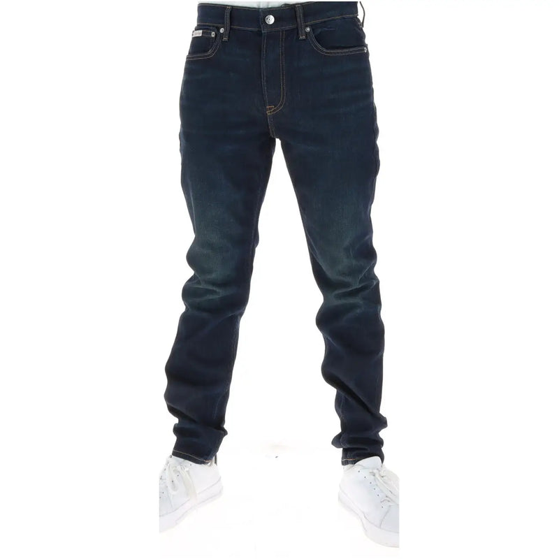 Calvin Klein Jeans Herrenjeans aus dunkelindigofarbenem Denim mit schmaler Passform und klassischem Five-Pocket-Design, Vorderansicht