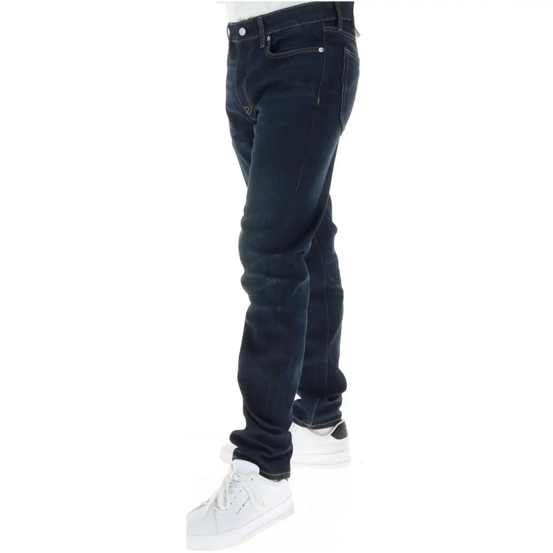 Calvin Klein Herrenjeans in Dunkelindigo mit schmaler Passform und klassischem Five-Pocket-Design, Vorderansicht