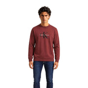 Calvin Klein Jeans Baumwollpullover für Herren in Bordeauxrot mit schwarzem, ineinandergreifendem CK-Logo und Markennamen, Vorderansicht
