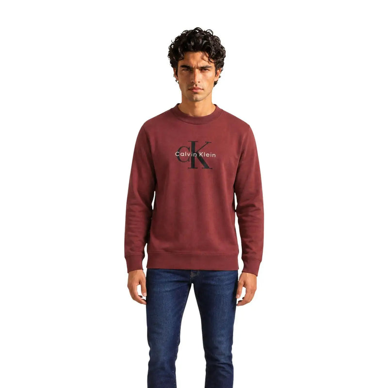 Calvin Klein Jeans Baumwollpullover für Herren in Bordeauxrot mit schwarzem, ineinandergreifendem CK-Logo und Markennamen, Vorderansicht