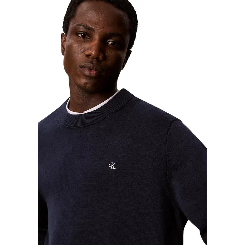 Calvin Klein Jeans Baumwollpullover für Herren in Dunkelblau mit Rippstrickstruktur und kleinem weißen Logo, Vorderansicht