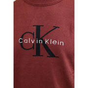 Calvin Klein Jeans Baumwollpullover für Herren in Bordeauxrot mit markantem schwarzem CK-Logo und weißer Stickerei, Vorderansicht