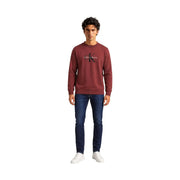 Calvin Klein Jeans Baumwollpullover für Herren in Bordeauxrot mit schwarzem CK-Logo und Calvin Klein-Schriftzug, Vorderansicht
