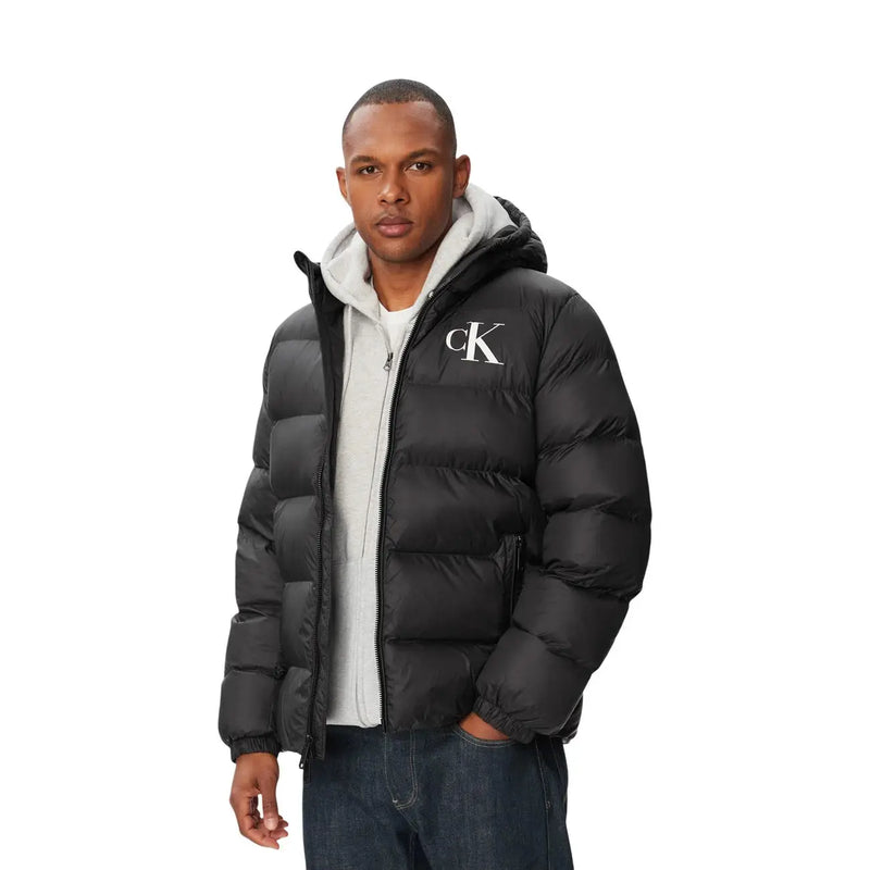 Calvin Klein Jeans Schwarze Herrenjacke mit weißem CK-Logo und grau gefütterter Kapuze, Vorderansicht