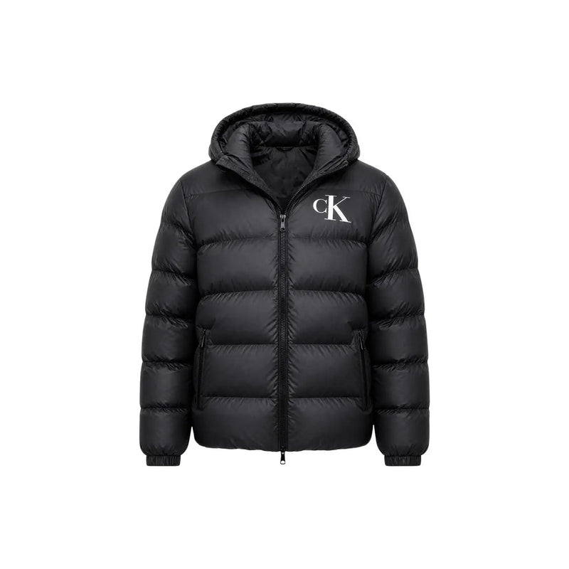 Calvin Klein Jeans Schwarze Herrenjacke mit Kapuze und weißem CK-Logo auf der Brust, Vorderansicht