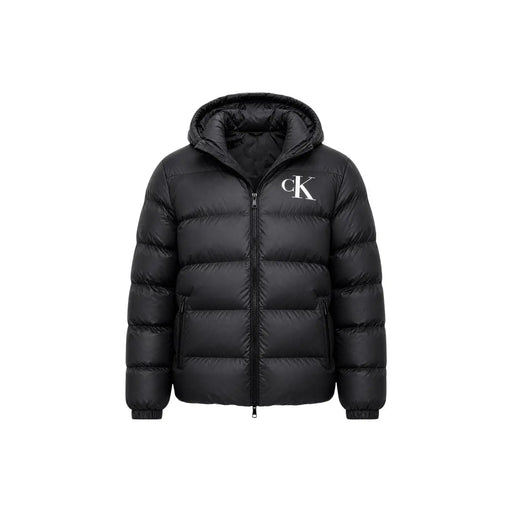 Calvin Klein Jeans Schwarze Herrenjacke mit Kapuze und weißem CK-Logo auf der Brust, Vorderansicht