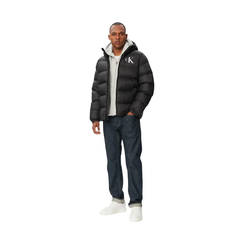 Calvin Klein Jeans Schwarze Herrenjacke mit weißem CK-Logo auf der Brust, Steppjacke, Vorderansicht