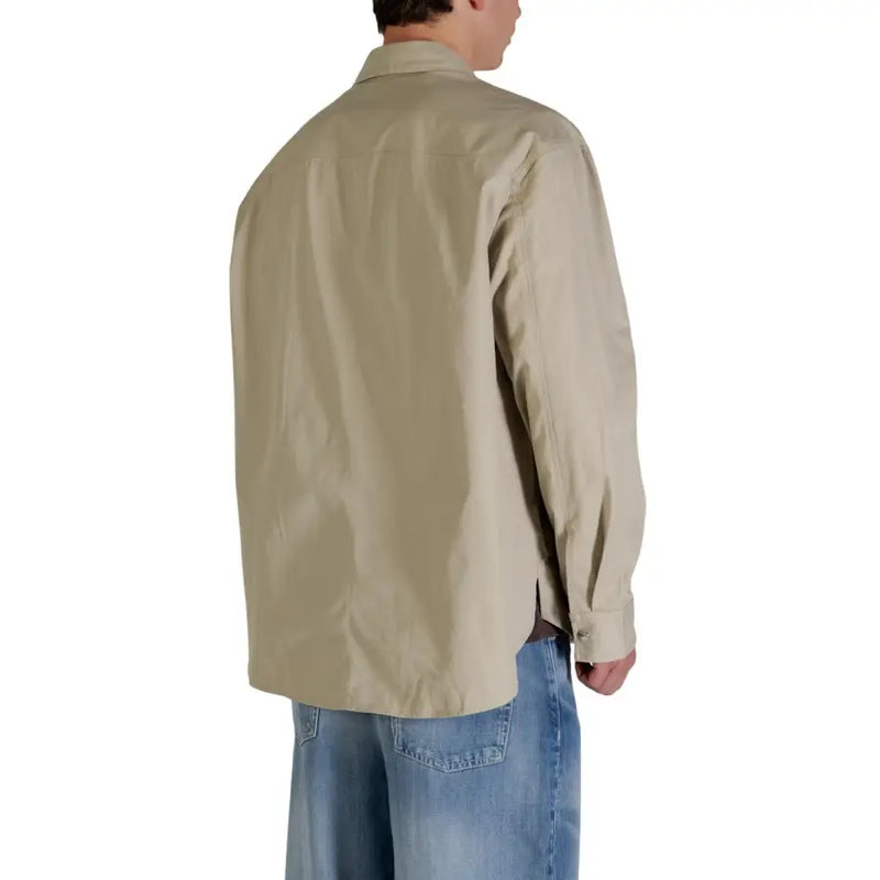 Calvin Klein Jeans Beigefarbener Herrenblazer aus Baumwolle in klassischer Passform mit langen Ärmeln, Knopfleiste, klassischem Kragen und Ziernähten.