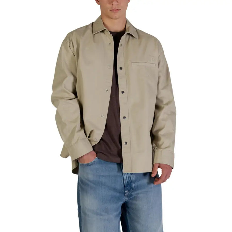 Calvin Klein Jeans Beigefarbene Herrenbluse aus Baumwolle mit klassischem Kragen und Brusttasche in klassischer Passform