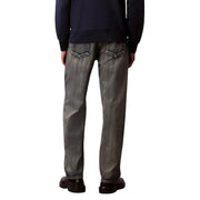 Rückansicht einer Calvin Klein Herrenjeans aus beigefarbenem Baumwollmischgewebe mit Reißverschluss und dunkelgrauen Denim-Einsätzen sowie weißen Ziernähten an den Taschen.