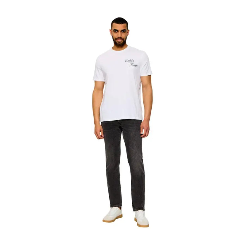 Weißer Calvin Klein t-shirt mit dezentem, schwarzem Logo in Schreibschrift, kombiniert mit beigefarbenen Baumwolljeans im klassischen Schnitt für Herren