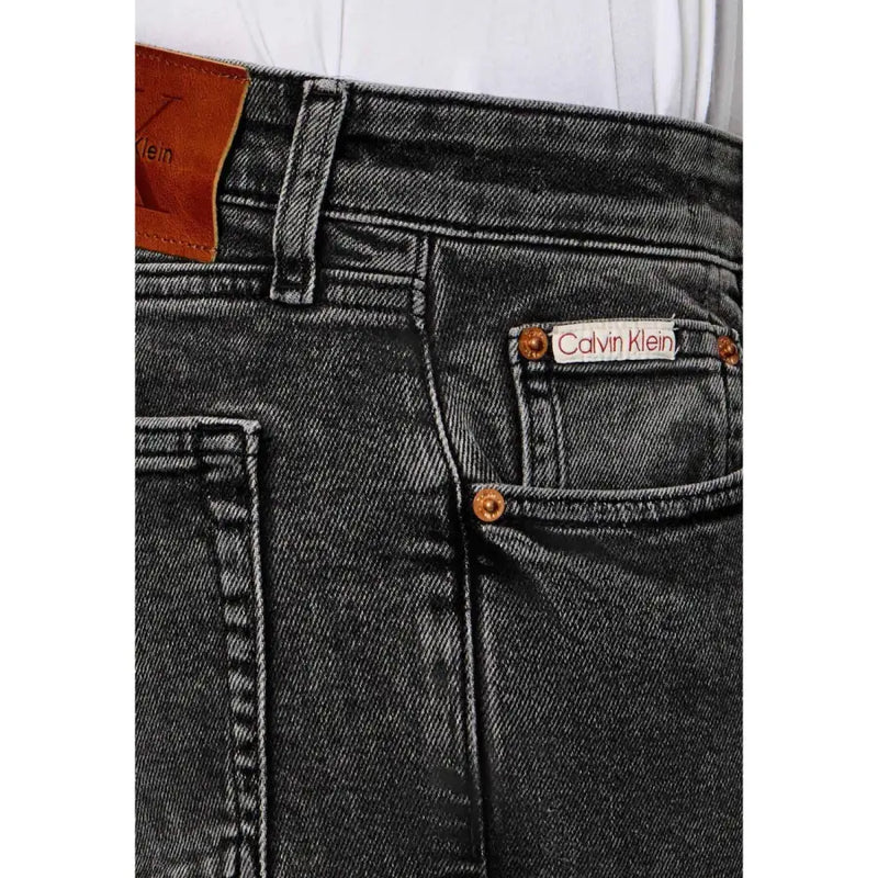 Calvin Klein Jeans Beige Herren-Jeans aus Baumwolle in klassischer Passform, aus schwarzem Denim mit verwaschenen braunen Lederapplikationen und kupferfarbenen Nieten auf der Rückseite