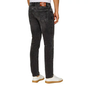 Calvin Klein Herren-Jeans aus dunkelgrauem Denim mit verwaschenem Used-Look und braunem Leder-Markenpatch am Bund