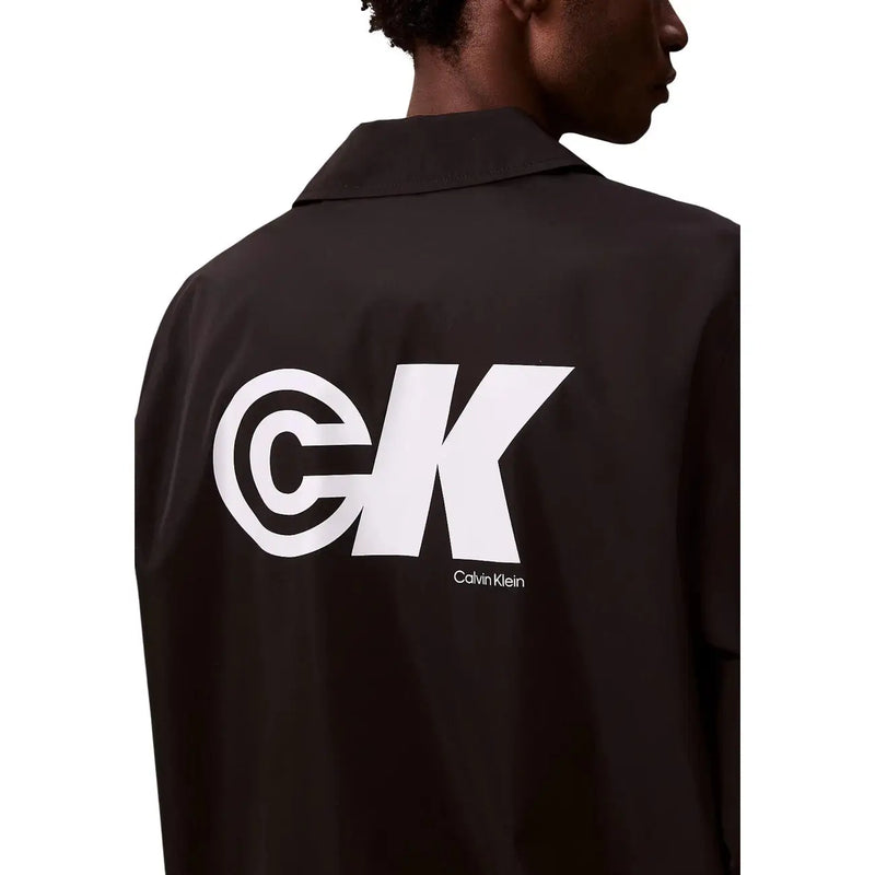 Schwarze Calvin Klein Jeans Herren klassischer Polyesterblazer, von hinten gesehen, mit markantem weißen CK-Logo auf der Jacke