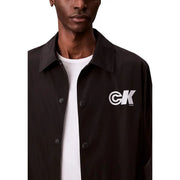 Calvin Klein Jeans Schwarze Herren-Coachjacke aus Polyester mit weißem CK-Logo auf der linken Brust für einen klassischen Stil