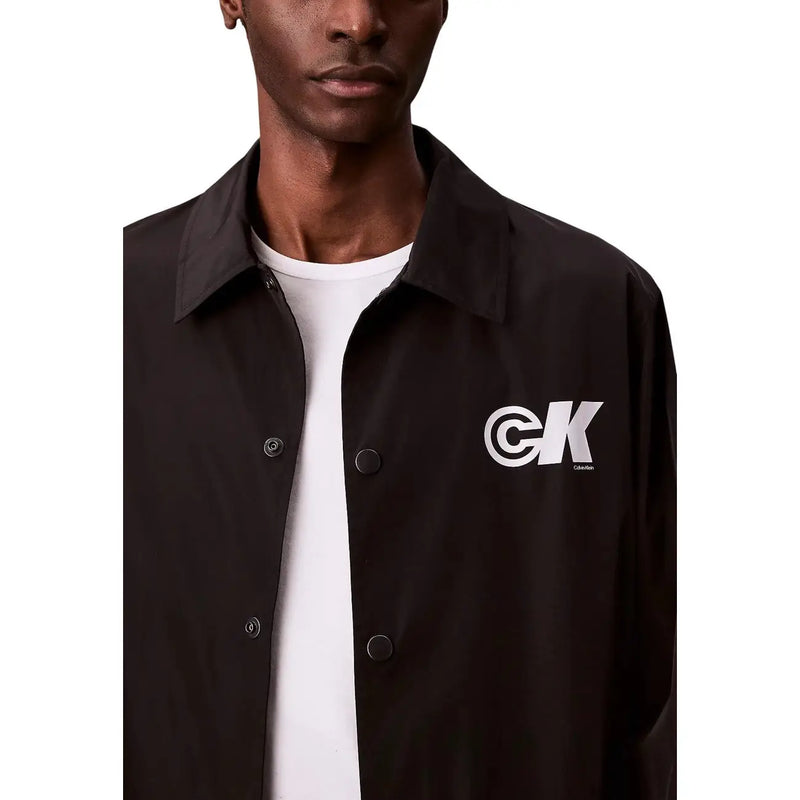 Calvin Klein Jeans Schwarze Herren-Coachjacke aus Polyester mit weißem CK-Logo auf der linken Brust für einen klassischen Stil
